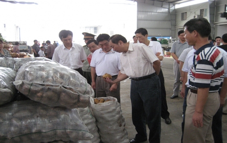 2006年9月嘉興市委書記、市人大主任黃坤明一行蒞臨蔬菜市場視察菜籃子供應(yīng)工作